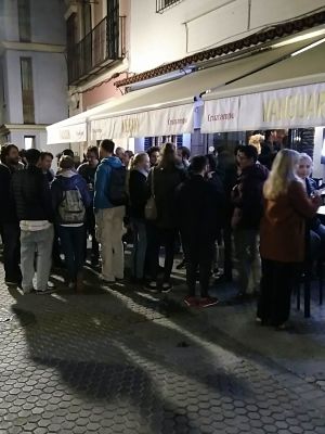 intercambio de idiomas sigue de fiesta hablando idiomas y pasándolo bien