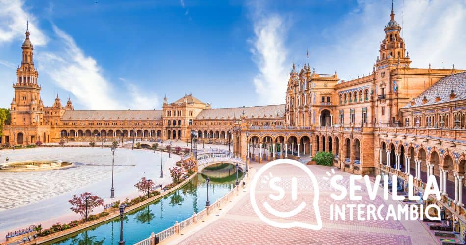 Pareja disfrutando de un paseo en la Plaza de España